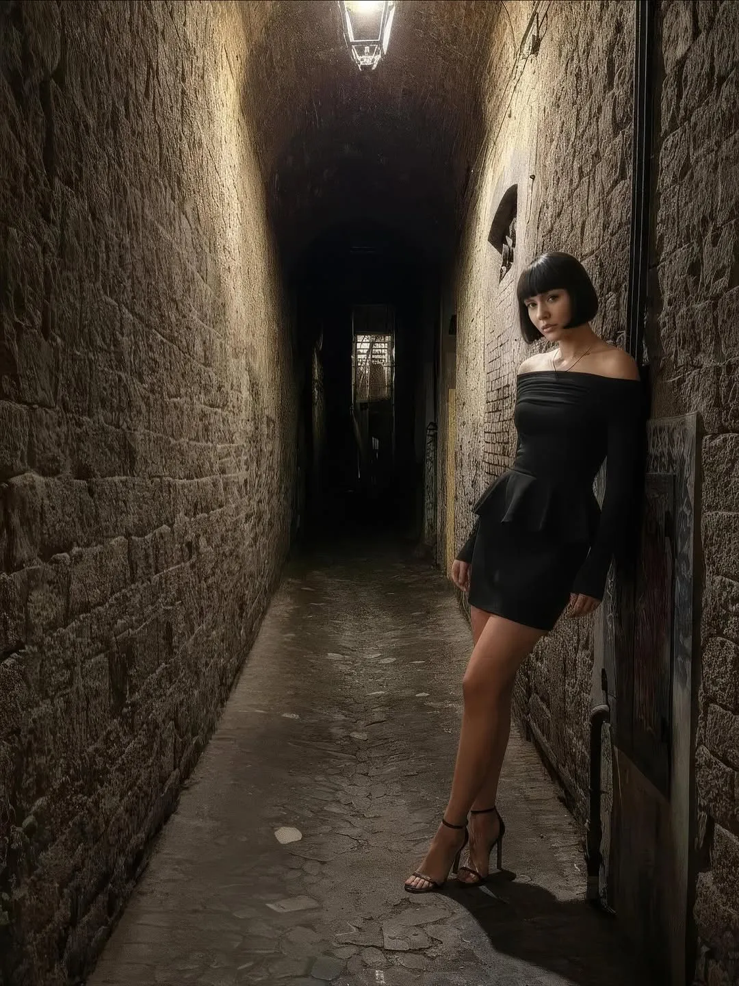 ValentAIn appoggiata al muro in pietra di una rua stretta di Ascoli Piceno, sotto un lampione