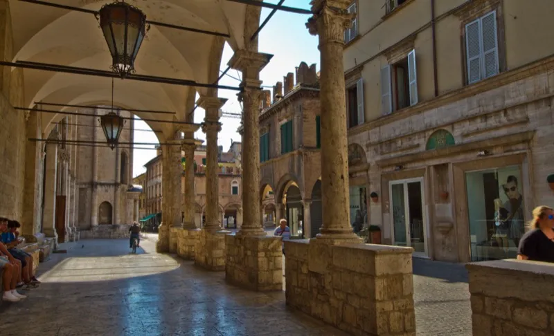 Loggia dei Mercanti — Il portico cinquecentesco della Corporazione della Lana