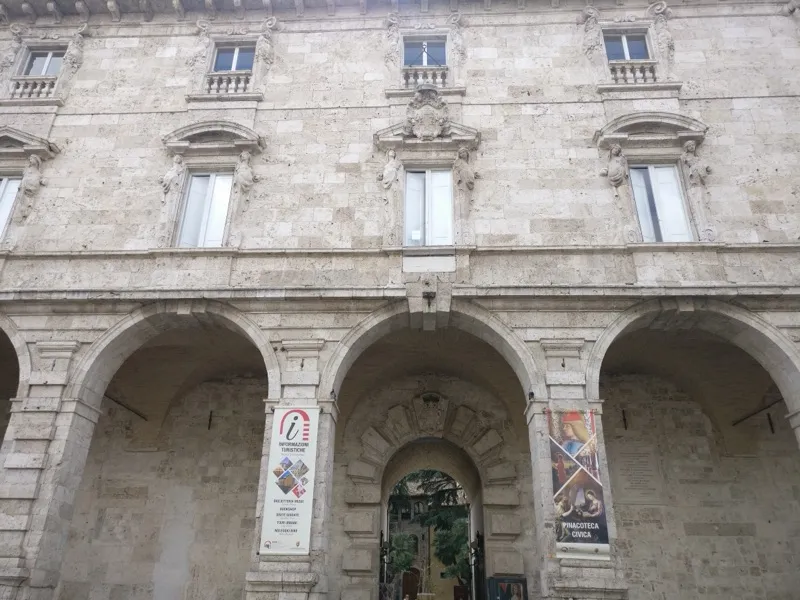 Palazzo dell'Arengo e Pinacoteca Civica — Crivelli, Tiziano, Van Dyck e il piviale di Niccolò IV