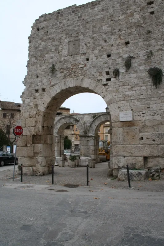 Porta Romana (Porta Gemina) — Da qui entrava la Via Salaria