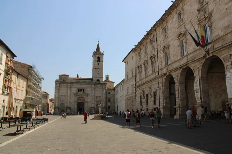Piazza Arringo — La piazza più antica, dove Ascoli decide da sempre