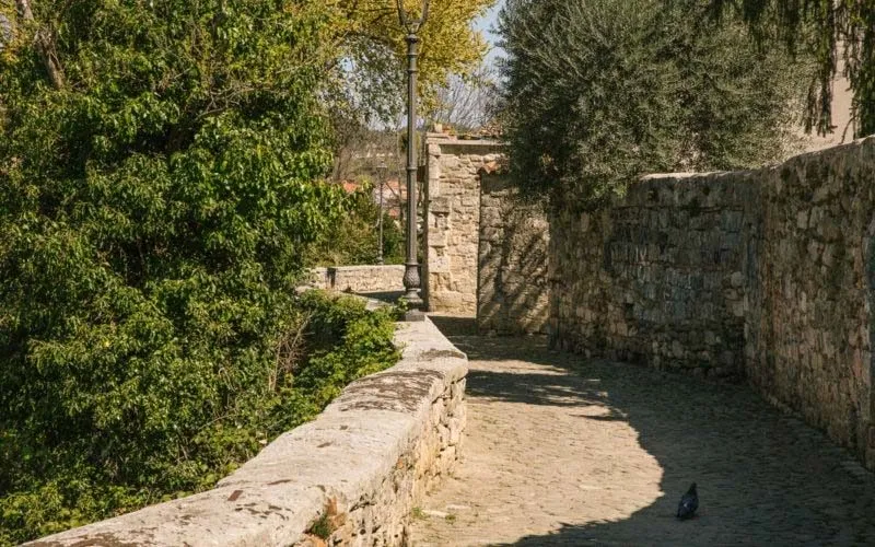 Rua delle Stelle — "Rrétë li miérghjë": la passeggiata dietro i merli