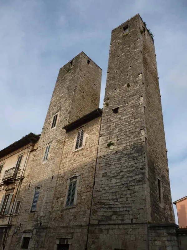 Le torri gentilizie e il quartiere medievale — Perché Ascoli è la Città delle cento torri