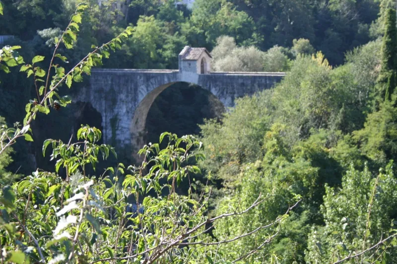 Ponte di Cecco — Il ponte più antico della città e la leggenda del mago