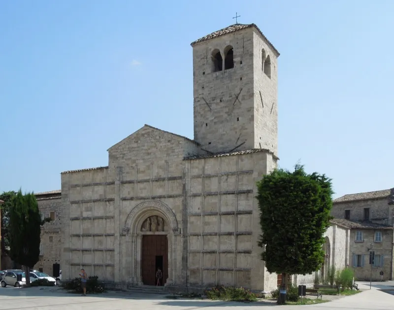 Chiesa dei Santi Vincenzo e Anastasio — La facciata a riquadri, unica ad Ascoli