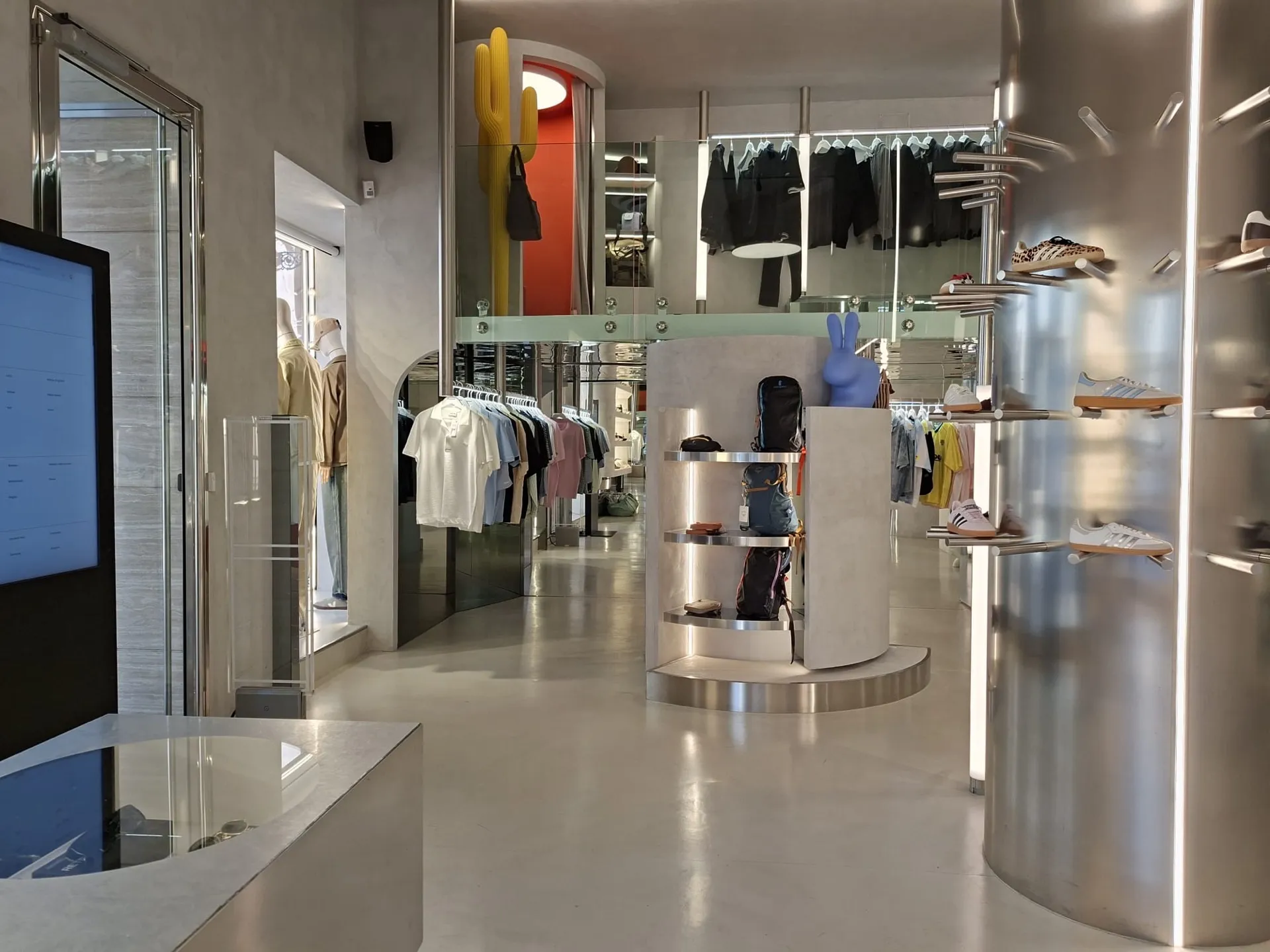 La colonna espositiva con sneaker Adidas sugli appendini a muro