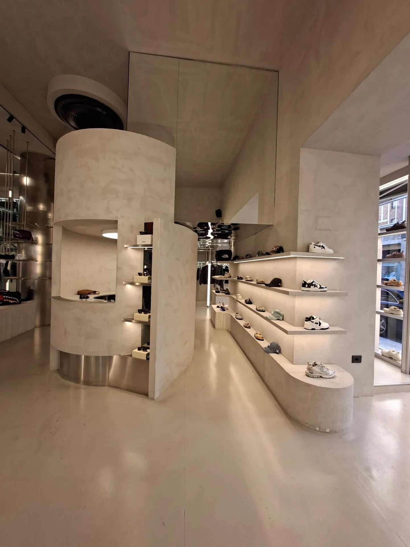La nicchia del camerino con accessori in esposizione