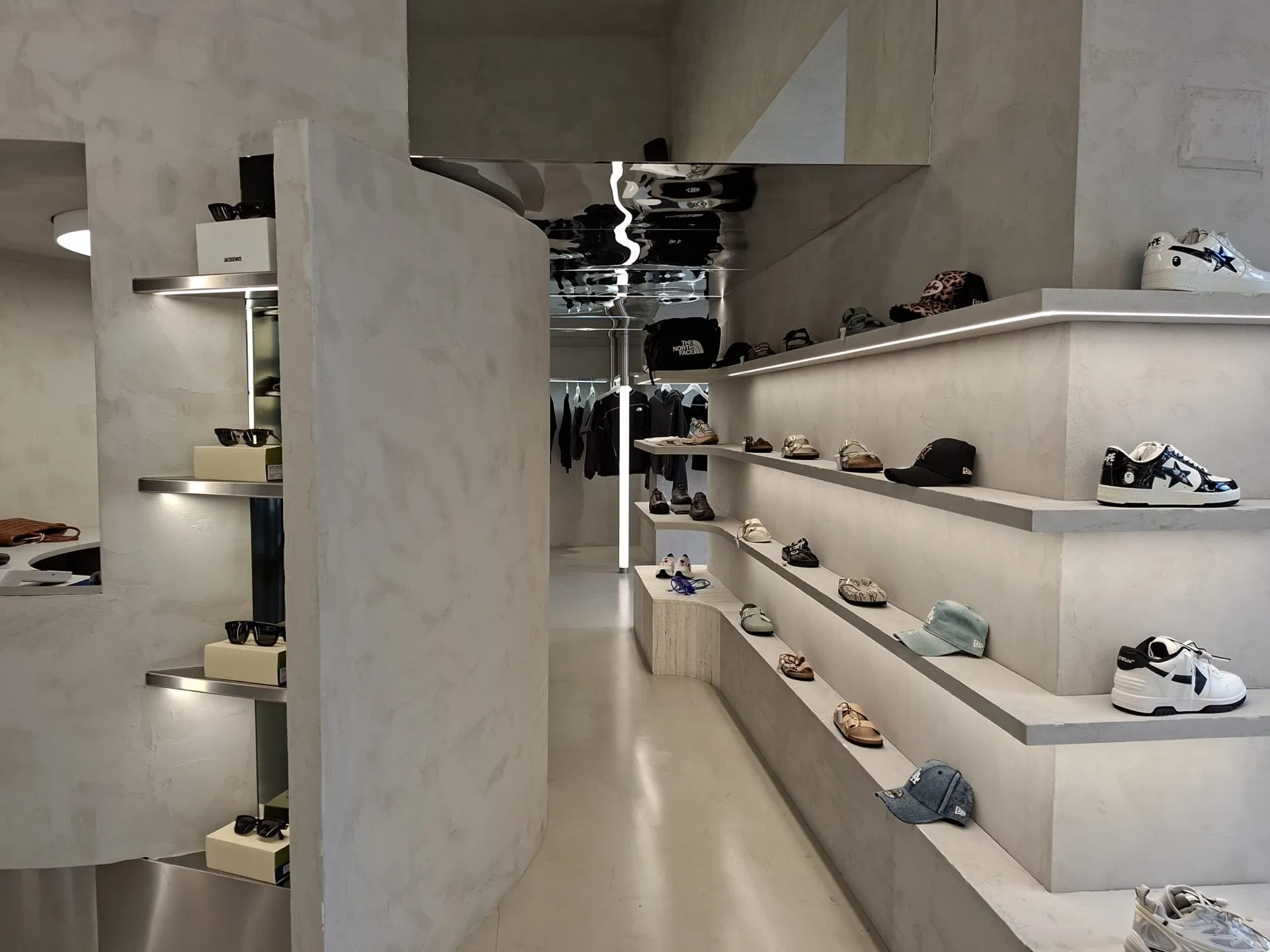 Uno scaffale retroilluminato con cappellini e occhiali da sole