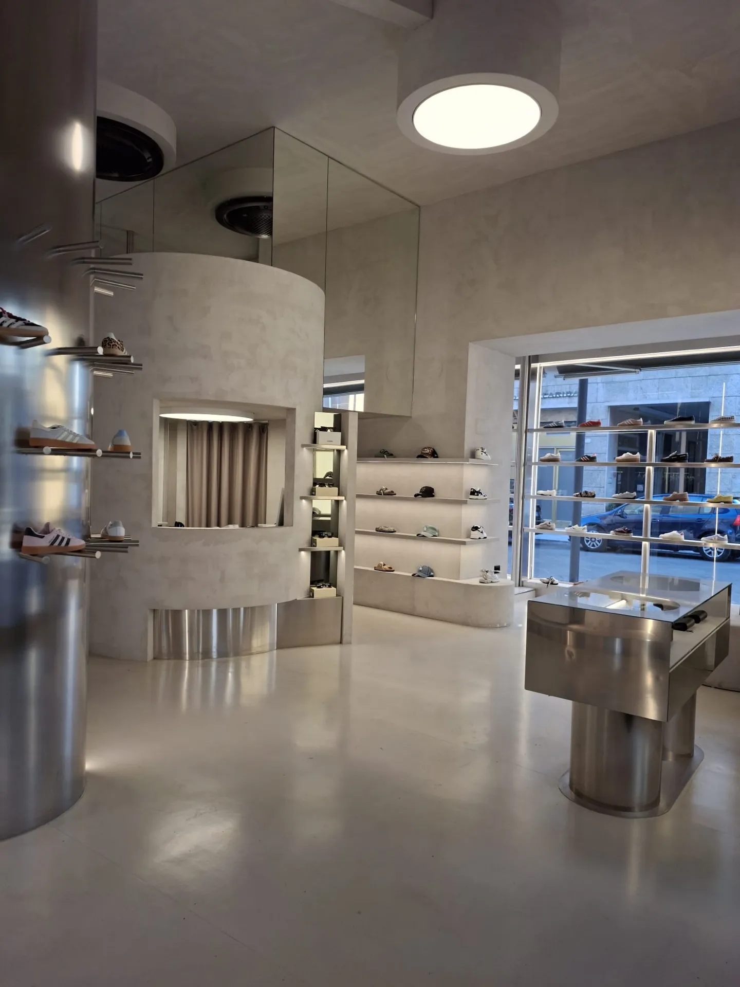 Scaffali con sneaker, sandali e cappellini in esposizione