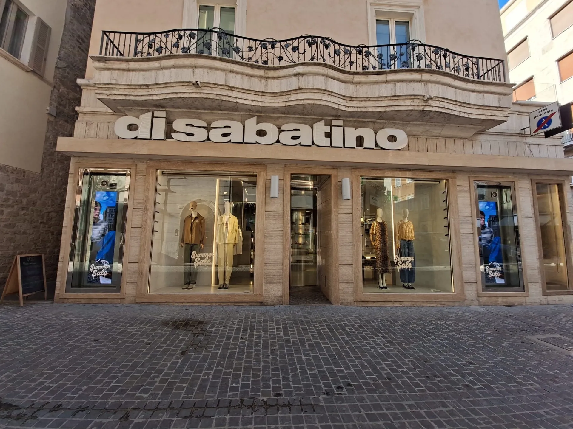 La vetrina di Di Sabatino 1939 con scarpe e sneaker in esposizione