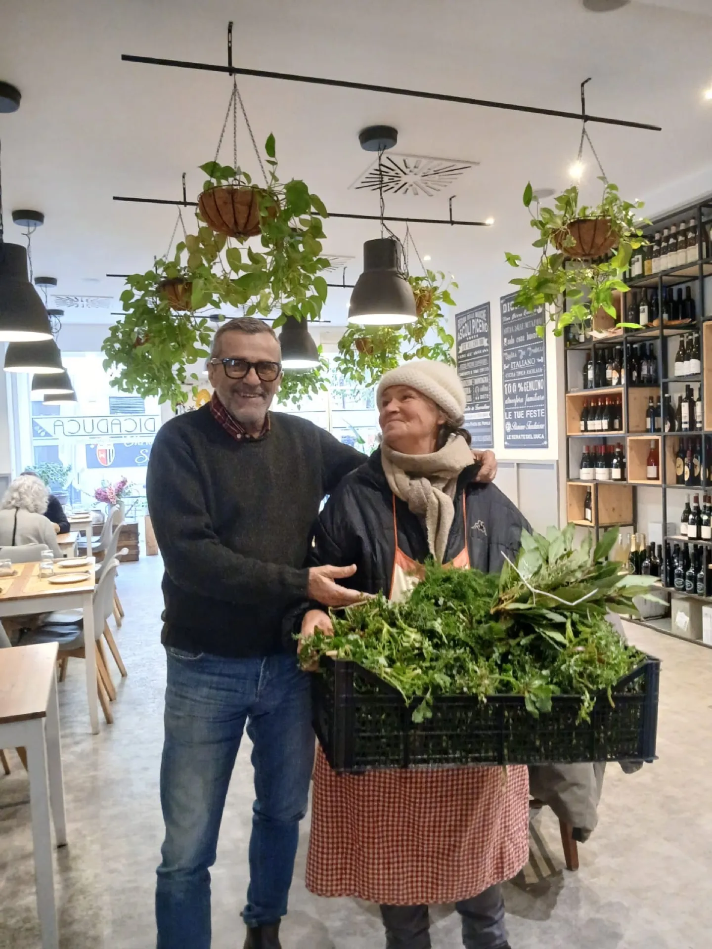 I titolari di Dicaduca con una cassa di verdure di stagione