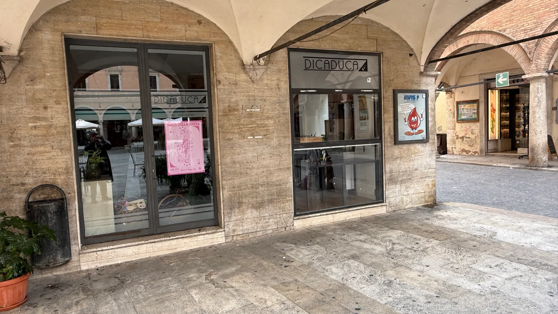 La vetrina di Dicaduca sotto i portici di Piazza del Popolo
