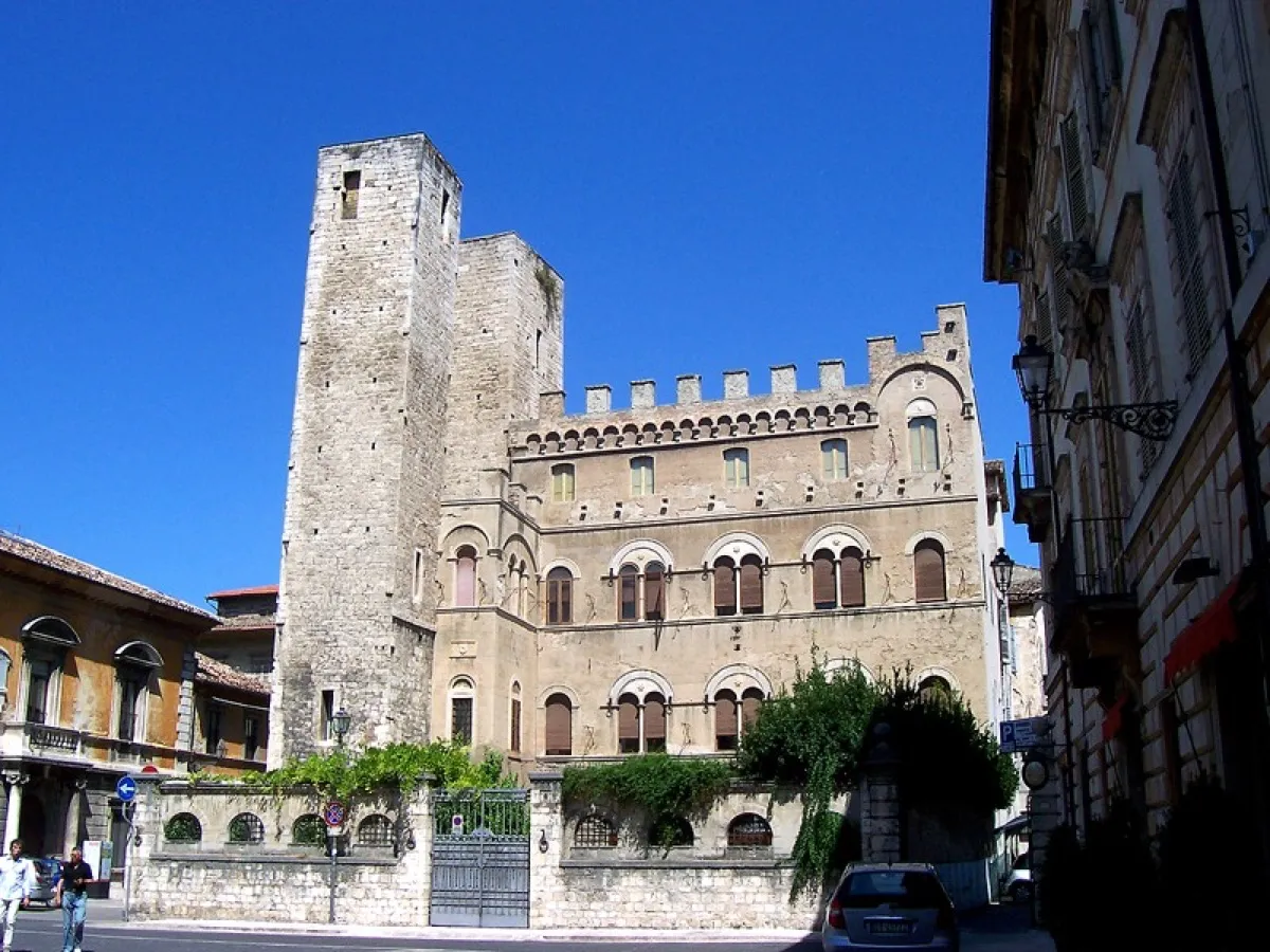 Le torri gentilizie e il quartiere medievale, immagine 1 della galleria