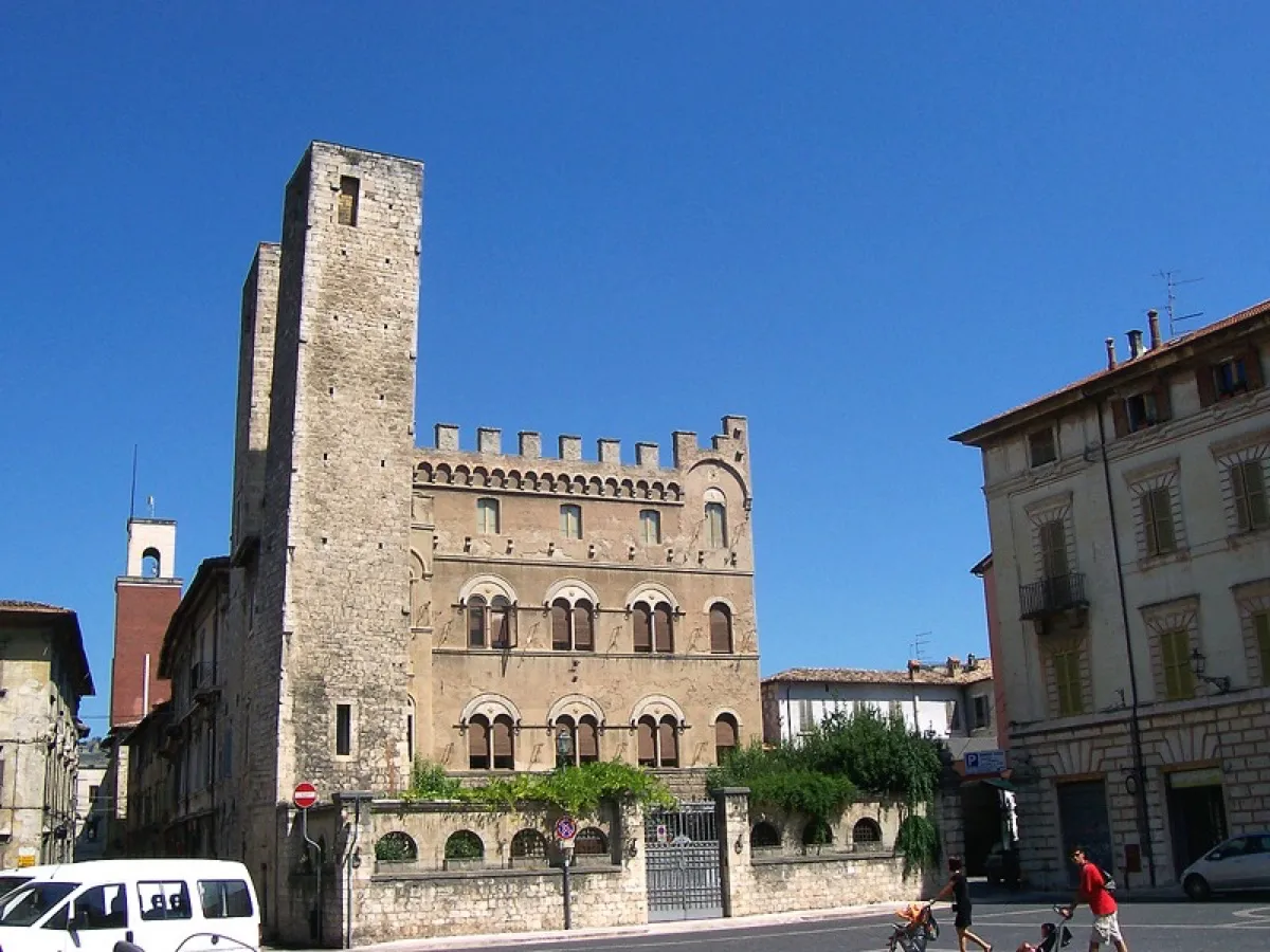 Le torri gentilizie e il quartiere medievale, immagine 2 della galleria