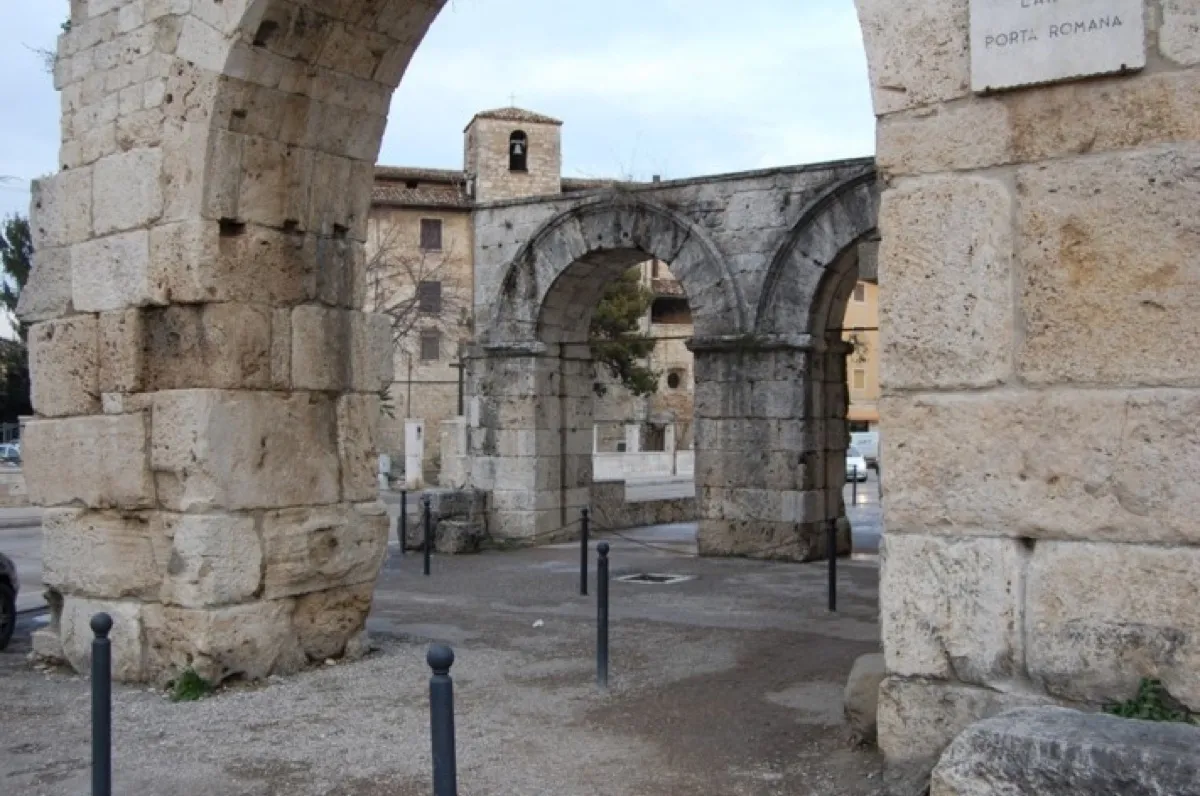 Porta Romana (Porta Gemina), immagine 2 della galleria