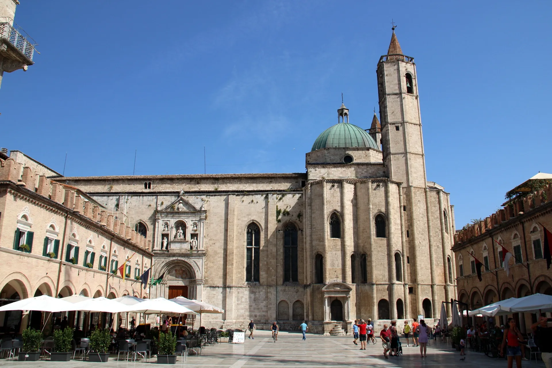 Piazza del Popolo, il salotto di travertino di Ascoli Piceno, chiuso dal loggiato rinascimentale