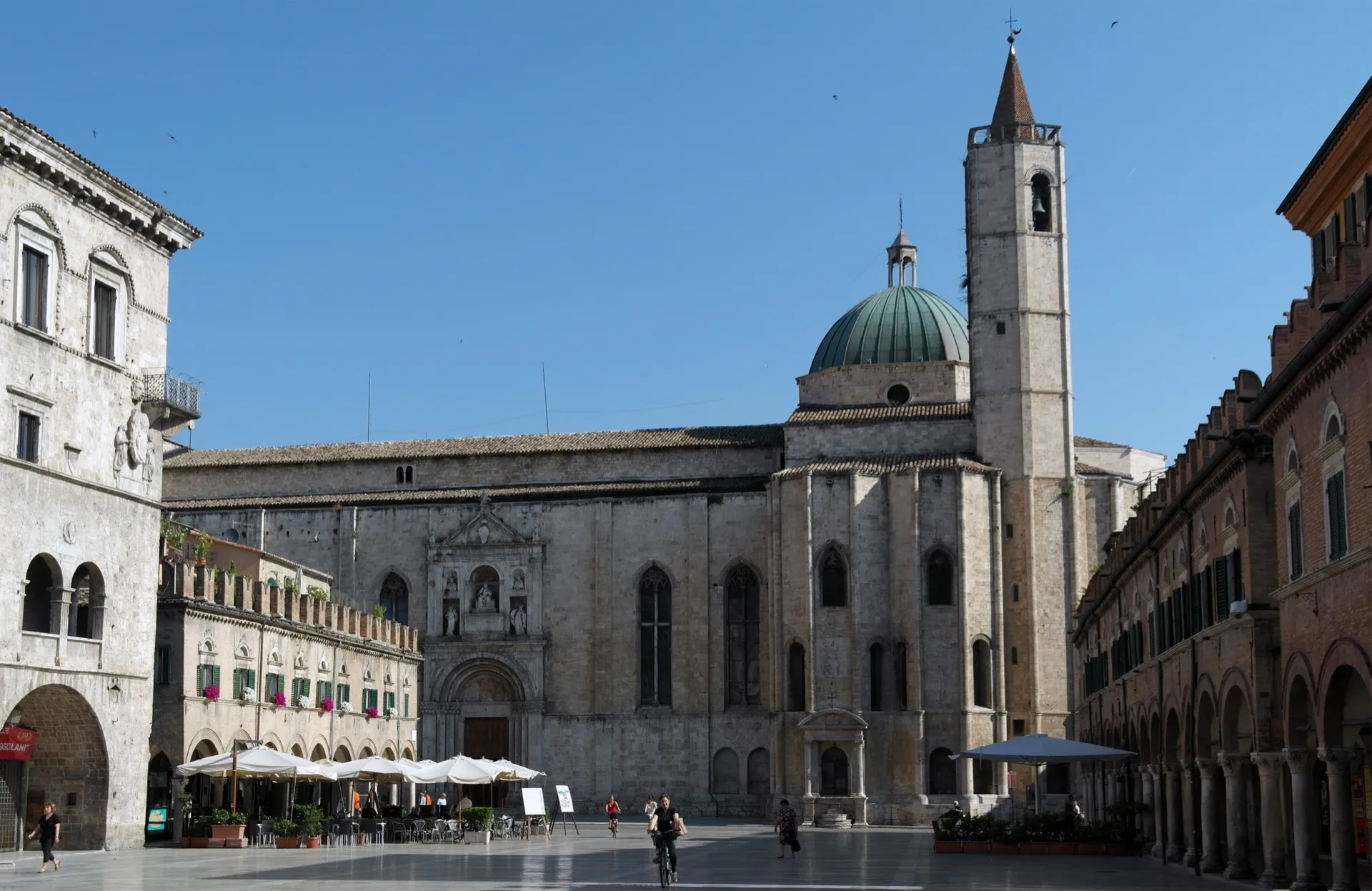 Chiesa di San Francesco — Le colonne che suonano e i due chiostri