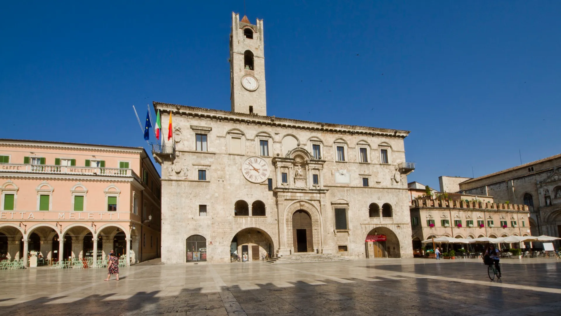 Palazzo dei Capitani del Popolo — La torre merlata che dà il nome alla piazza