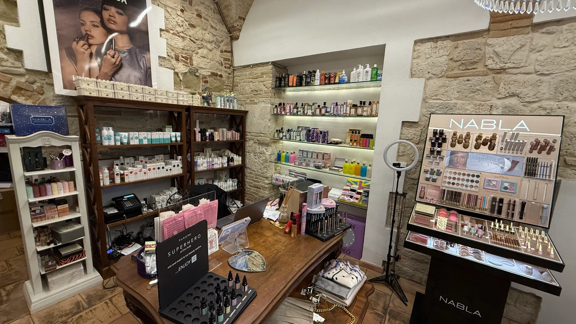 Il banco del make-up con i prodotti in esposizione