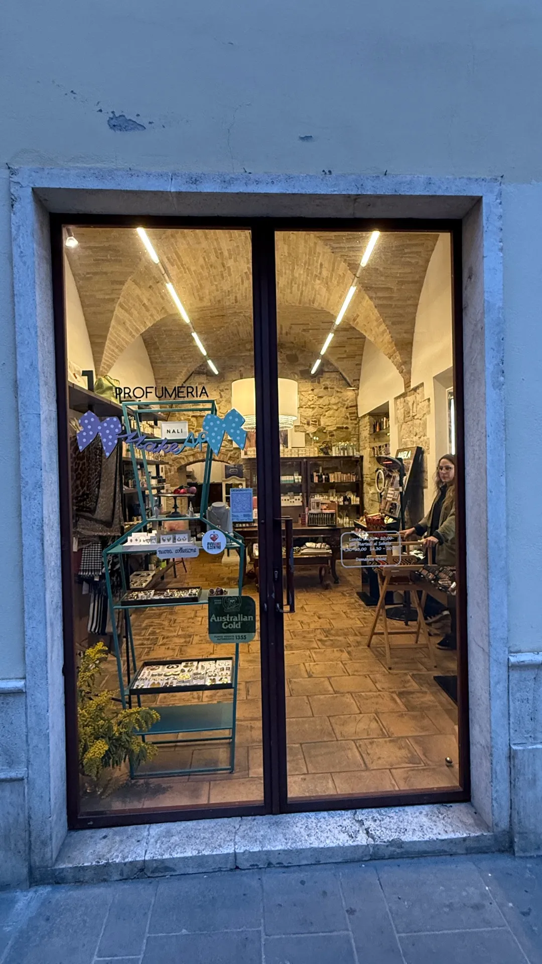 L'ingresso di Make AP Profumeria visto dalla strada