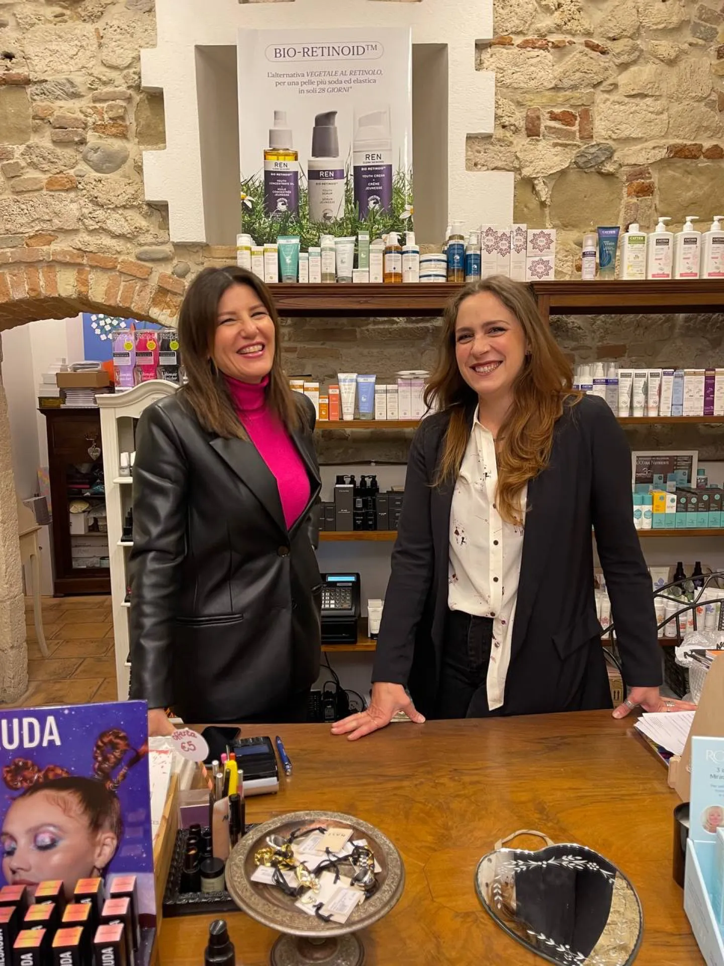 Valentina ed Emanuela, le titolari di Make AP, dietro il banco vendita