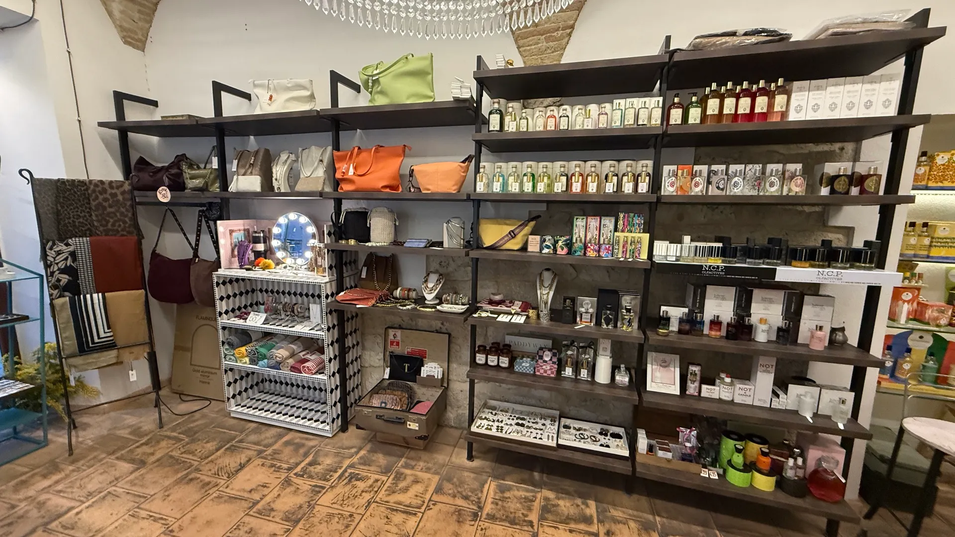 Scaffali con profumi, cosmetici e accessori