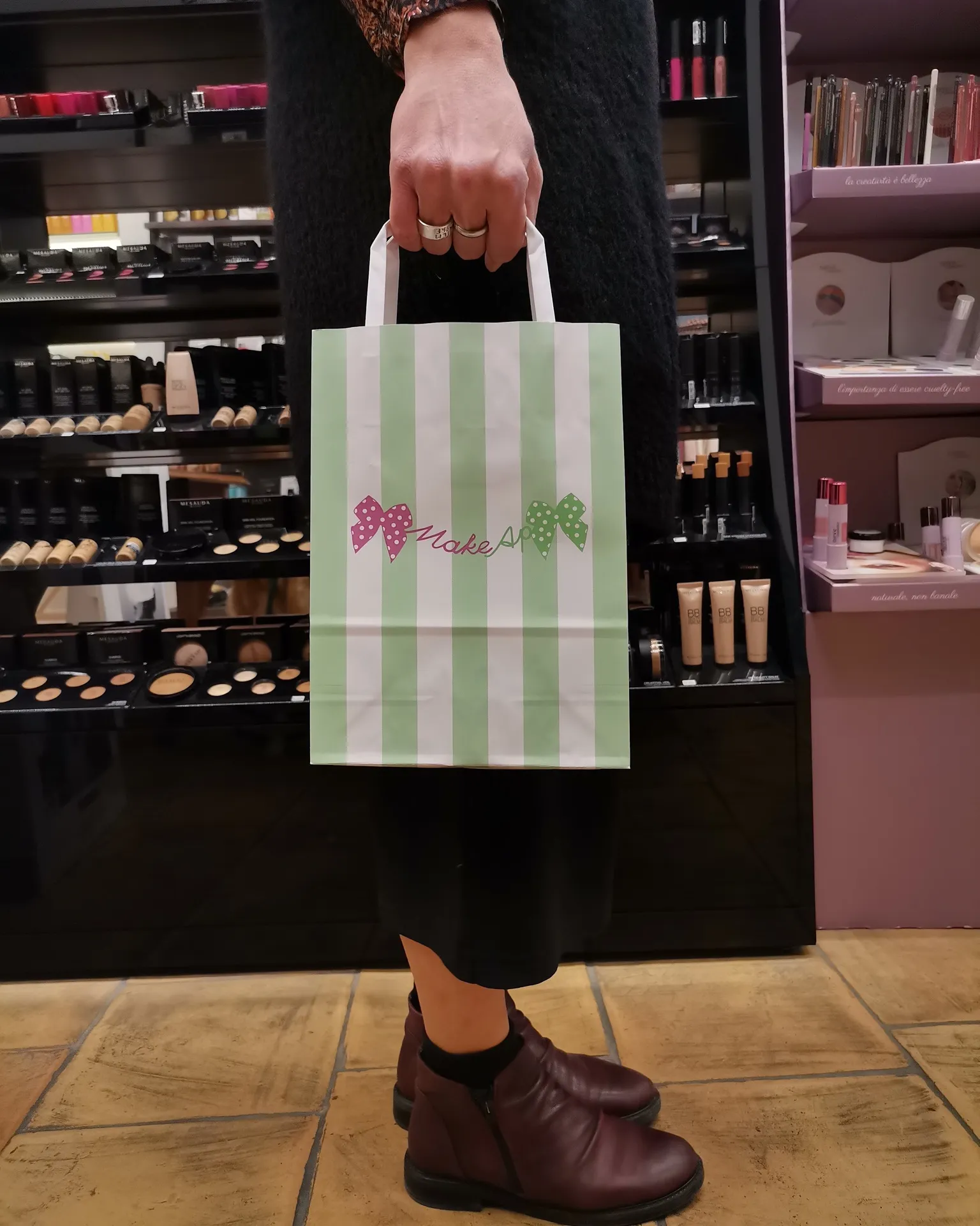 La shopper di Make AP davanti al banco del make-up