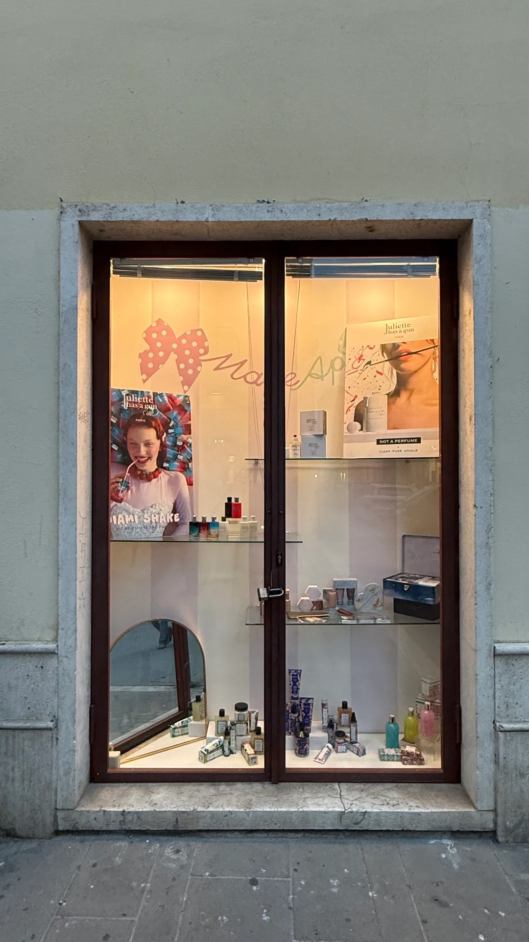 La vetrina di Make AP Profumeria con i profumi di nicchia