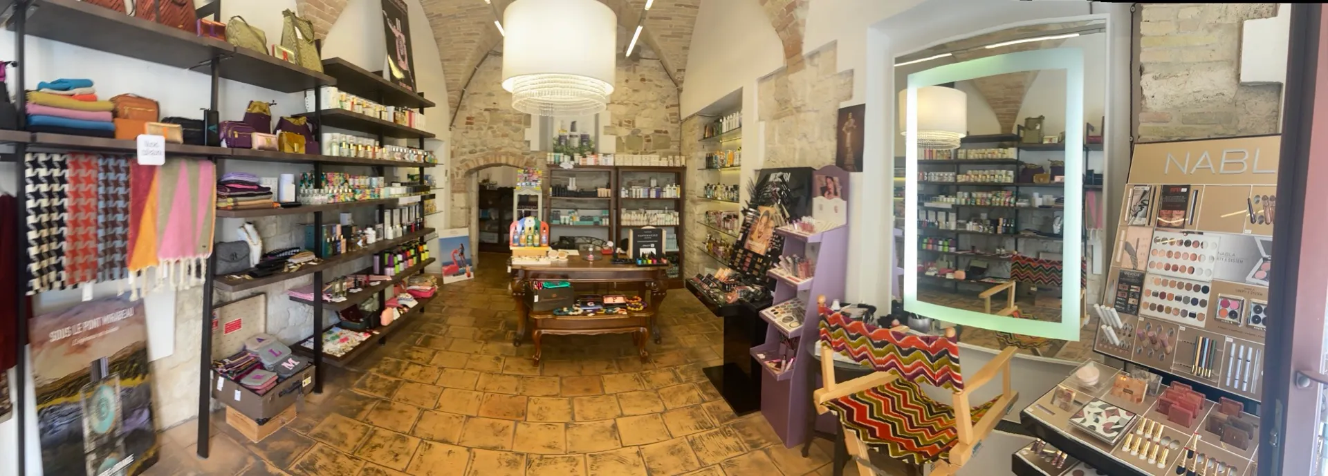 Vista panoramica della sala interna con le volte in travertino e il tavolo centrale