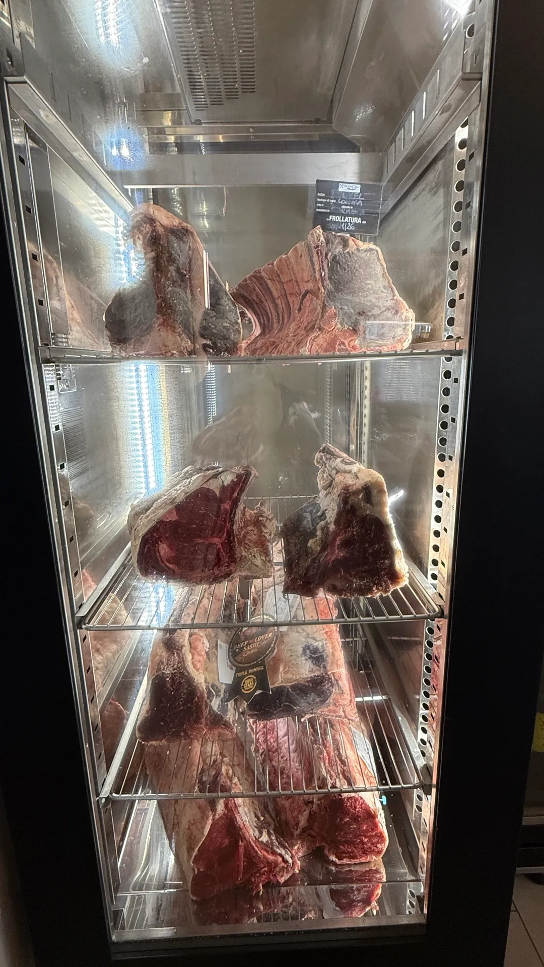 La cella di frollatura con i tagli di carne per la brace
