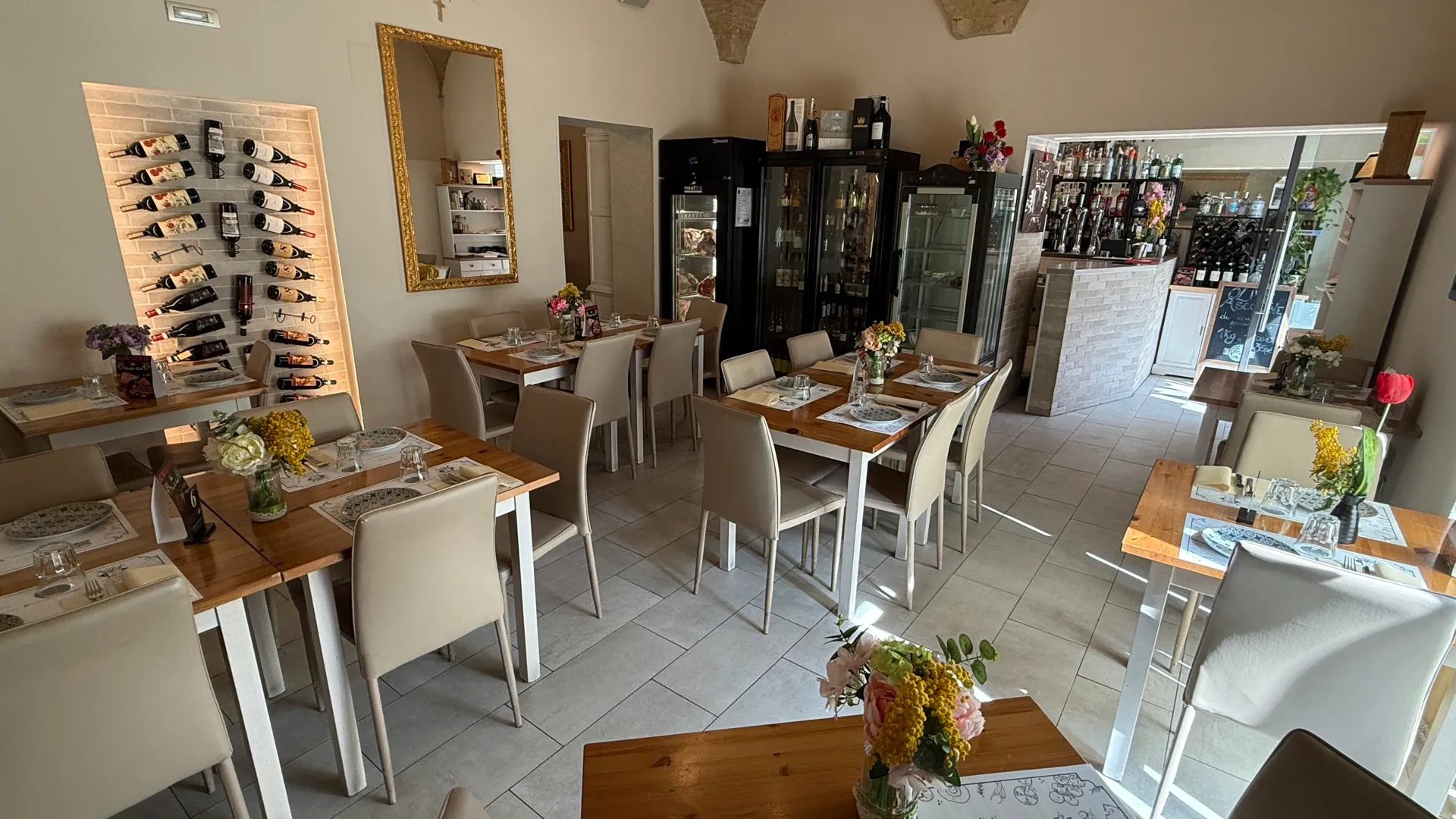 L'espositore a parete con le bottiglie di vini piceni