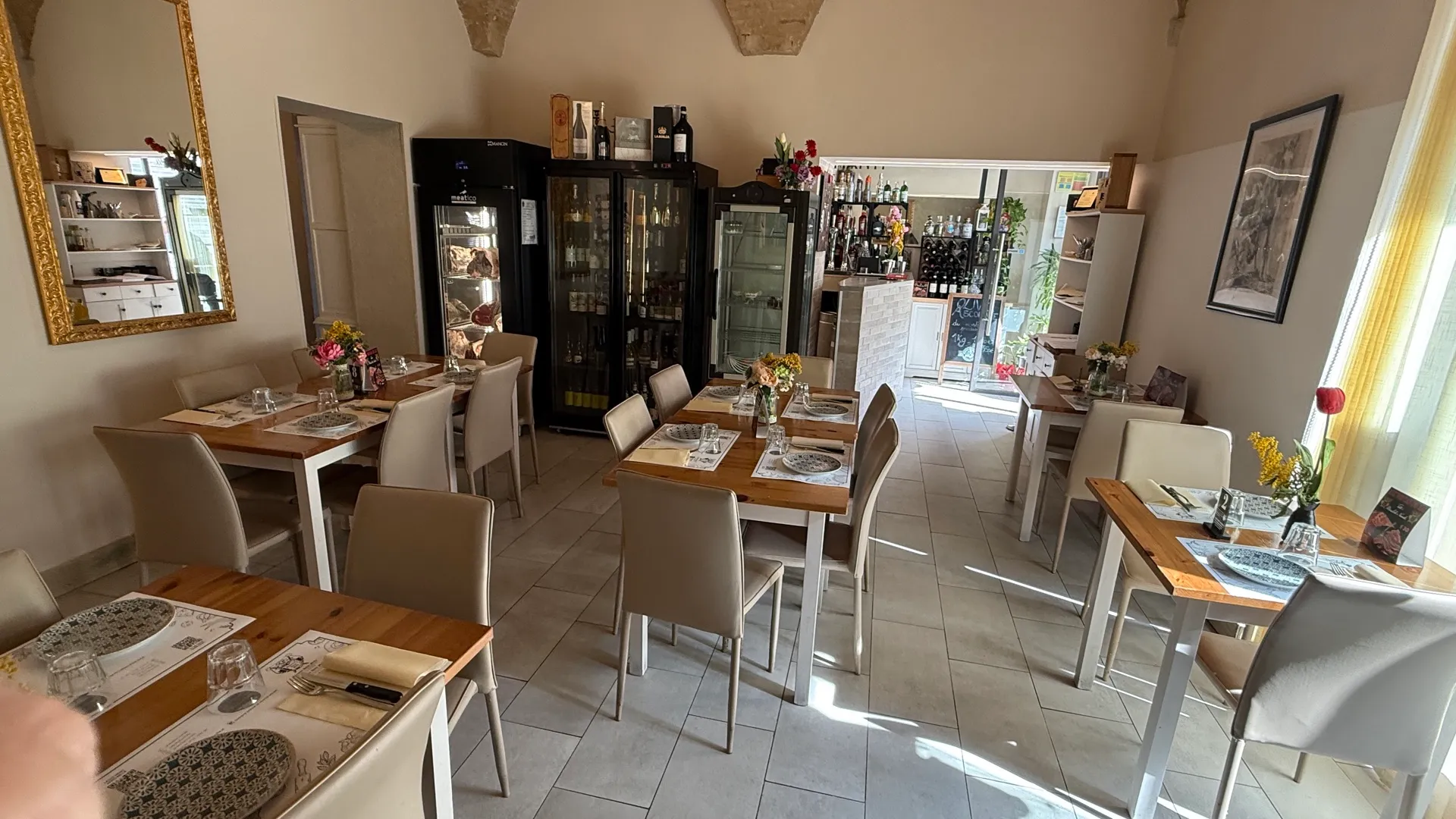 La sala interna che si apre sulla cantina dei vini