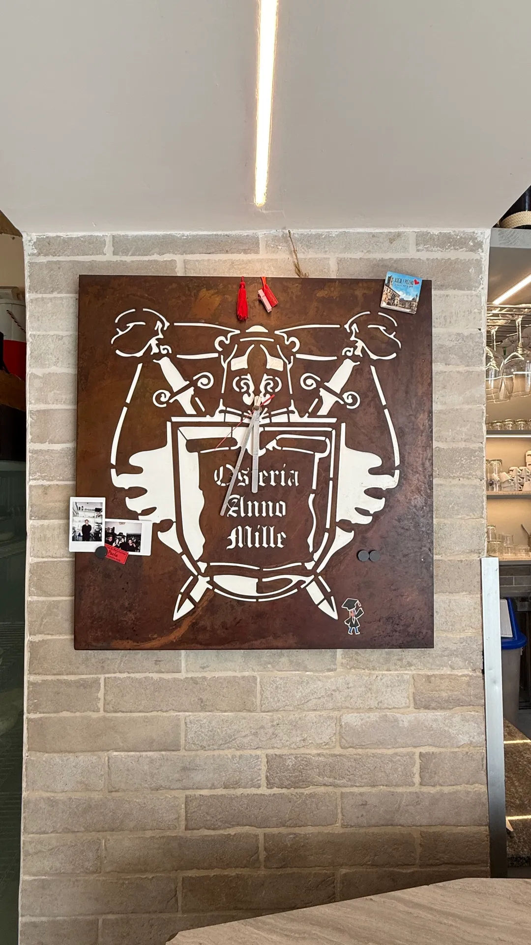 Lo stemma dell'Osteria Anno Mille inciso su lastra di metallo
