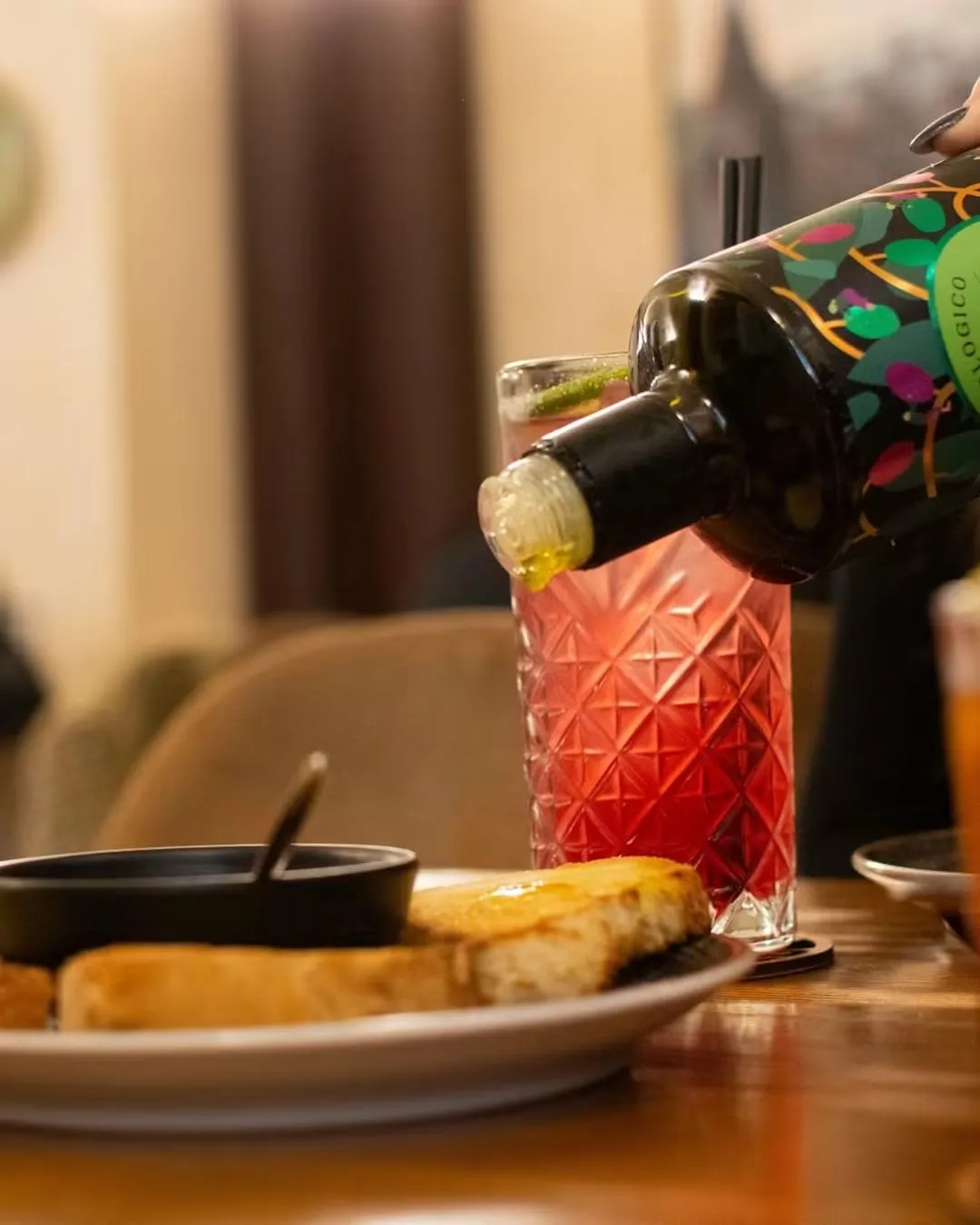 Cocktail e crostini con olio extravergine serviti per l'aperitivo