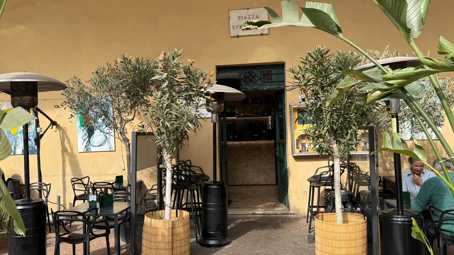 I tavoli all'aperto davanti all'ingresso in Piazza San Francesco