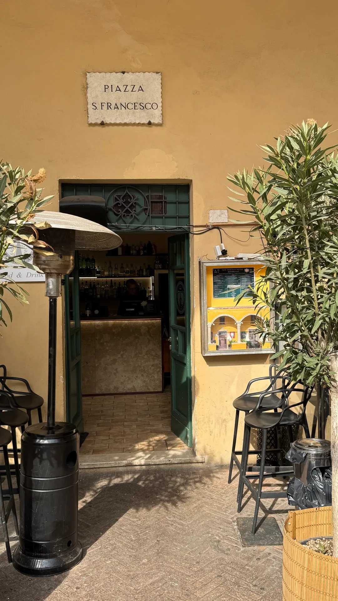 L'ingresso delle Osterie Francescane in Piazza San Francesco
