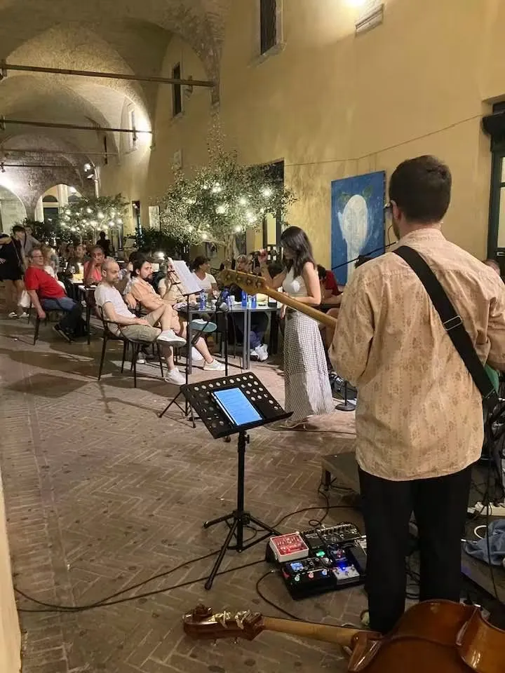 Musica dal vivo sotto il portico davanti al pubblico ai tavoli