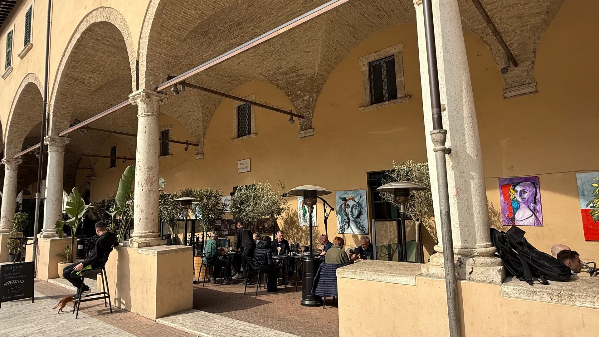 Il portico del Chiostro Maggiore di San Francesco con i tavoli del locale