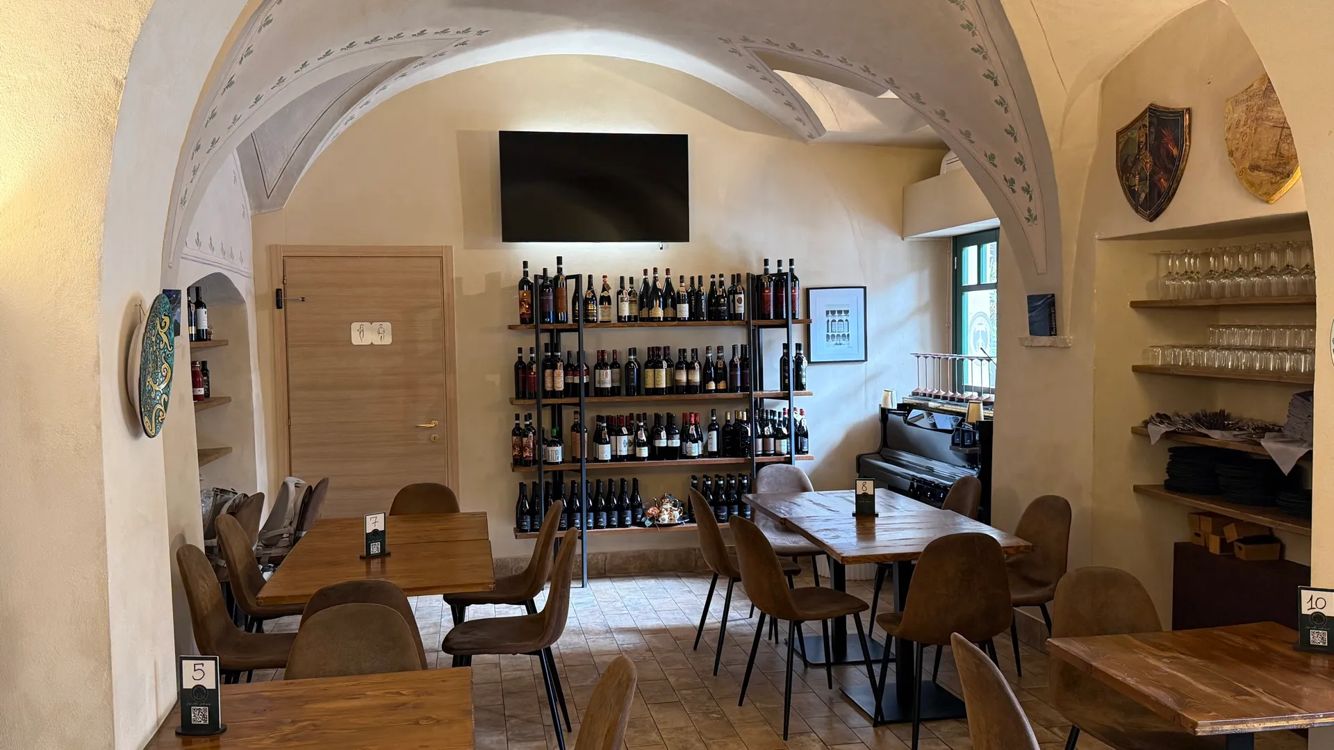 Sala interna a volte con la parete dei vini